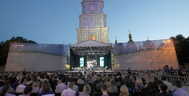 Концерт зірок опери на Софійській площі у Києві зібрав 10 000 слухачів. Фото з сайту: http://kievcity.gov.ua 