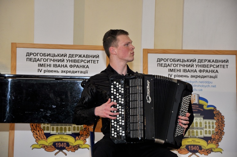 грає Віталій Салій (Дрогобич)