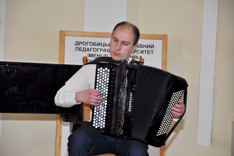 грає Владислав Пліговка (Мінськ, Білорусь)