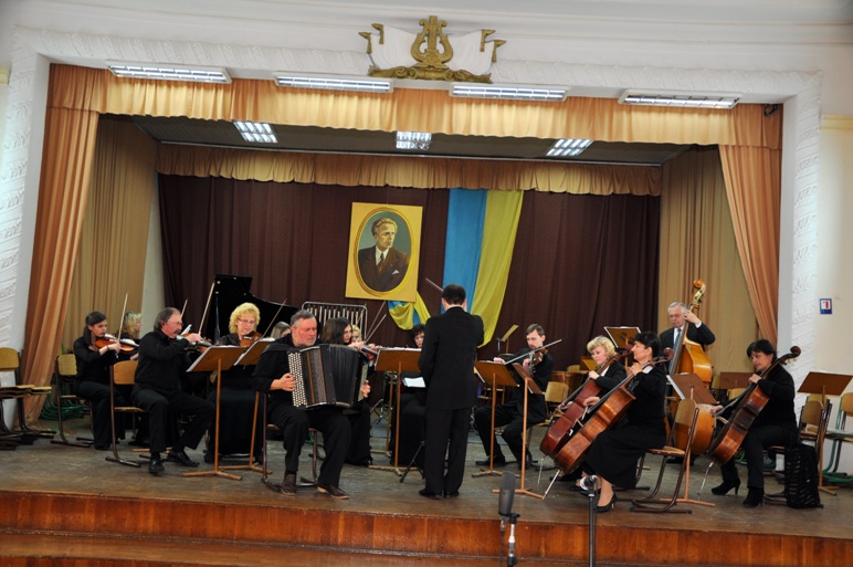 В.Зубицький у супроводі камерного оркестру ДМК ім. В.Барвінського (кер. С.Фендак)