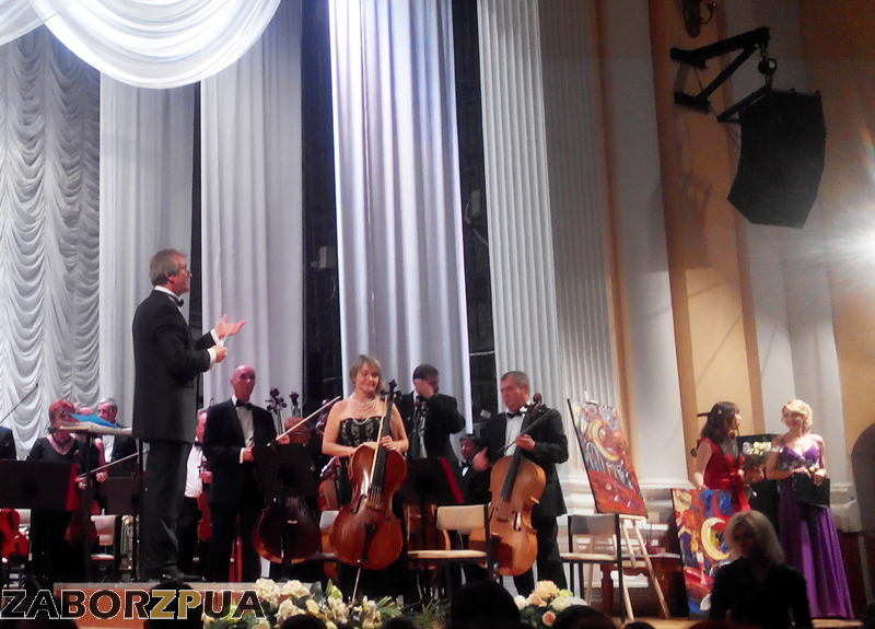 В Запорожье открылся 59-ый симфонический сезон в филармонии. Фото с сайта: http://zabor.zp.ua/www/content/v-zaporozhskoi-oblastnoi-filarmonii-rasskazali-ob-otkrytii-sezona-novoi-programme-i-novykh-t