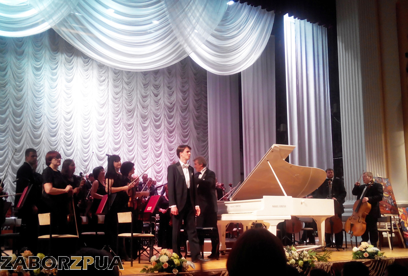 В Запорожье открылся 59-ый симфонический сезон в филармонии. Фото с сайта: http://zabor.zp.ua/www/content/v-zaporozhskoi-oblastnoi-filarmonii-rasskazali-ob-otkrytii-sezona-novoi-programme-i-novykh-t