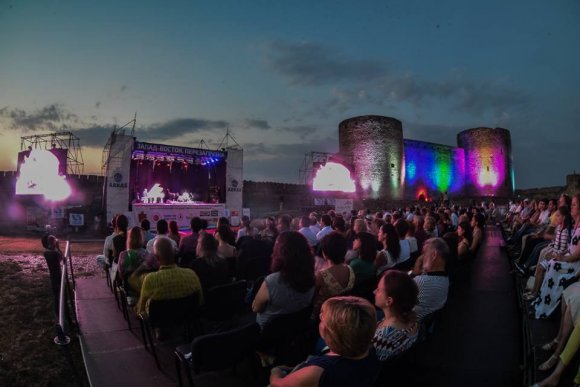 В Аккерманской крепости сыграли концерт на открытом воздухе. Фото 1