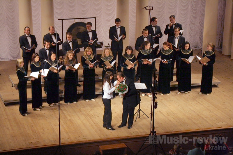 Концерт  хору “Хрещатик” на сцені Колонного залу ім. Лисенка Національної філармонії України. 26 вересня 2010 року