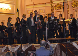 Віктор Камінський вітає скрипаля Назарія Пилатюка з виступом