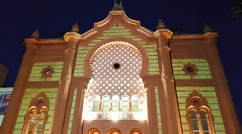 В Ужгороді підсвітили фасад обласної філармонії. Фото з сайту: http://zakarpattya.net.ua/News/161452-FOTOFAKT