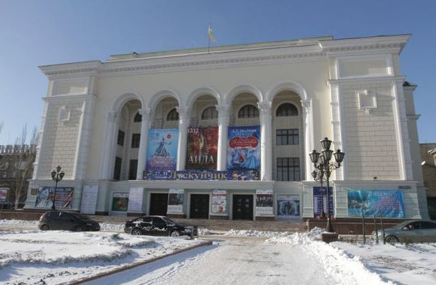 Здание театра. Открыто перед самой войной — в 1941 году