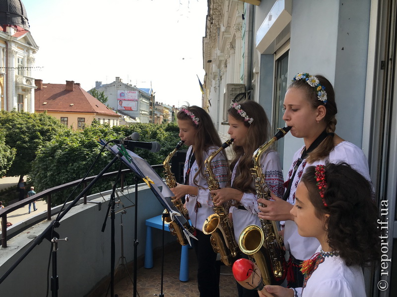 Учні музичних шкіл Івано-Франківська грали на балконах у центрі міста