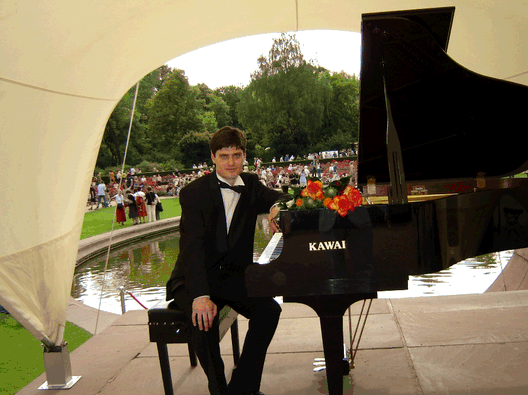Сергій Григоренко (фортепіано)/ Фото з сайту:  http://www.philharmonia.lviv.ua