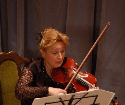 Заслужена артистка України Людмила Шапко, скрипка. Фото з сайту: http://bukovynaonline.com