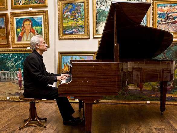 Заслужений артист України Євген Ржанов,  фортепіано