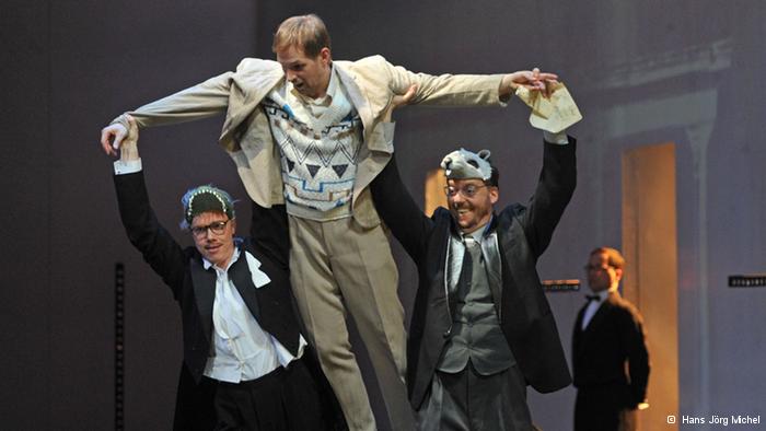Дмитрий Головнин - блестящий исполнитель партии князя Мышкина - с другими участниками спектакля. Фото с сайта: http://www.dw.de