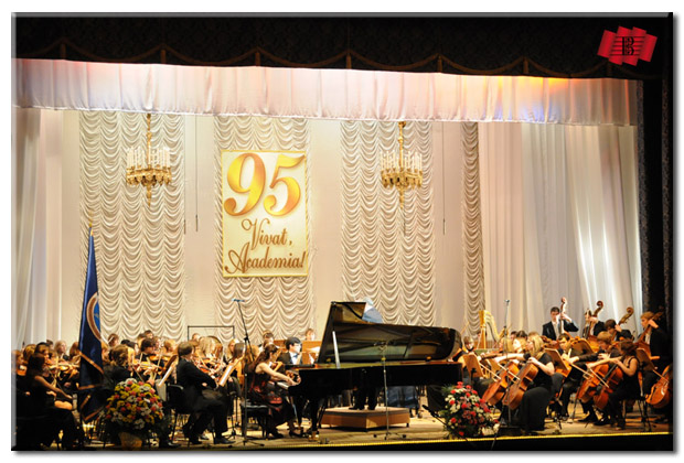 Лауреат міжнародних конкурсів Анна Улаєва та симфонічний оркестр  Академії
