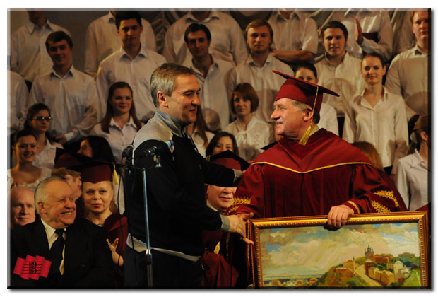 Міський голова подарував ректору Академії В. Рожку картину Лариси Годунової «Андріївський узвіз».