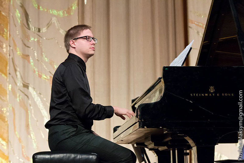 Олексій Шмурак (фортепіано).  Фото з сайту: http://www.myvin.com.ua