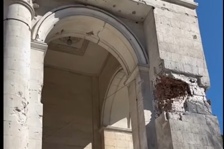 Снаряд влучив у театр у Херсоні: пошкоджені фасад і вікна 