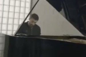 Мессі грає гімн Ліги чемпіонів на фортепіано