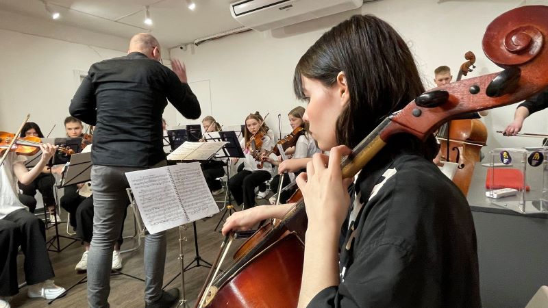 Дитячий оркестр виступає вперше за два роки: на скрипці, вцілілій в окупації, гратимуть на закритті Kharkiv Music Fest
