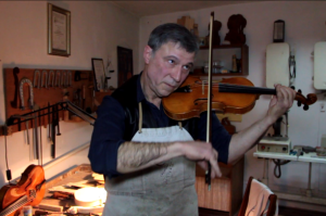 Чернівчанин Володимир Соложук понад 25 років виготовляє скрипки