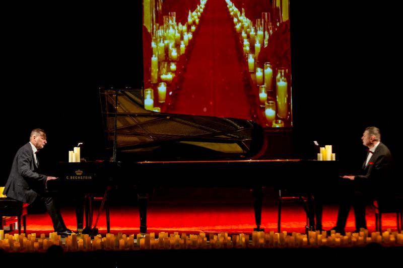 «Два роялі при свічках»