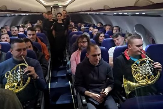 Одеський філармонічний оркестр зіграв у літаку