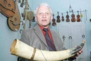 Найбільшу в Україні колекцію інструментів народів світу має львів'янин Любомир Кушлик