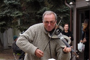 Музика заради життя: мандрівний скрипаль влаштовує благодійні концерти просто неба 