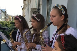 Учні музичних шкіл Івано-Франківська грали на балконах у центрі міста