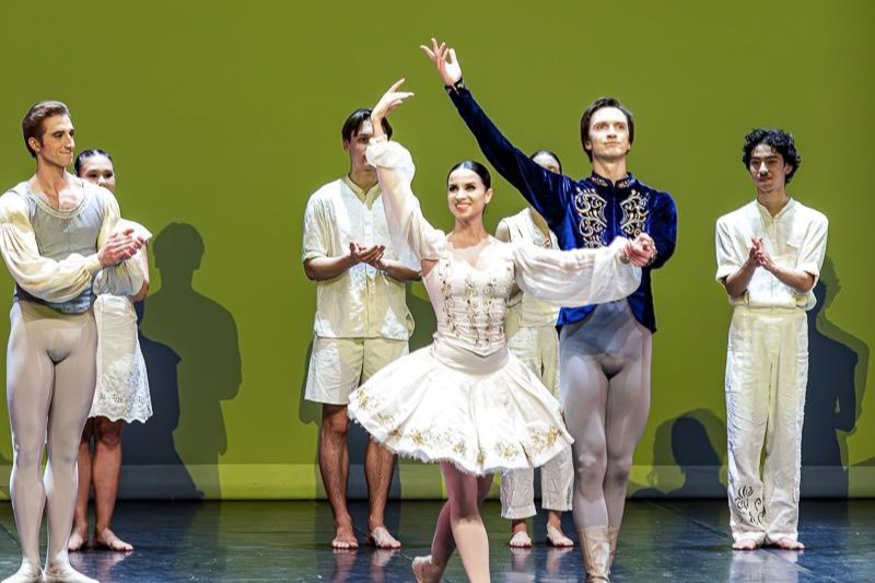 «Щедрик» і «Лебедине озеро» як зброя проти імперії зла: Хто буде танцювати? 