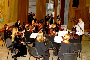 Колядками у виконанні... камерного оркестру зустрічає і проводжає гостей вокзал Тернополя