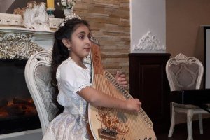 У Вінниці 9-річна Софія Аль-Хадіді презентувала бандуру, яку опанувала за 4 місяці