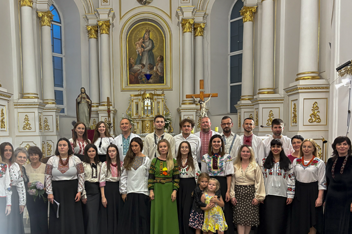 20 років на сцені і кількахвилинні оплески: у Калуші відбувся благодійний концерт камерного хору 