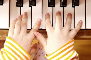 Ще одна причина записати дитину на фортепіано 
